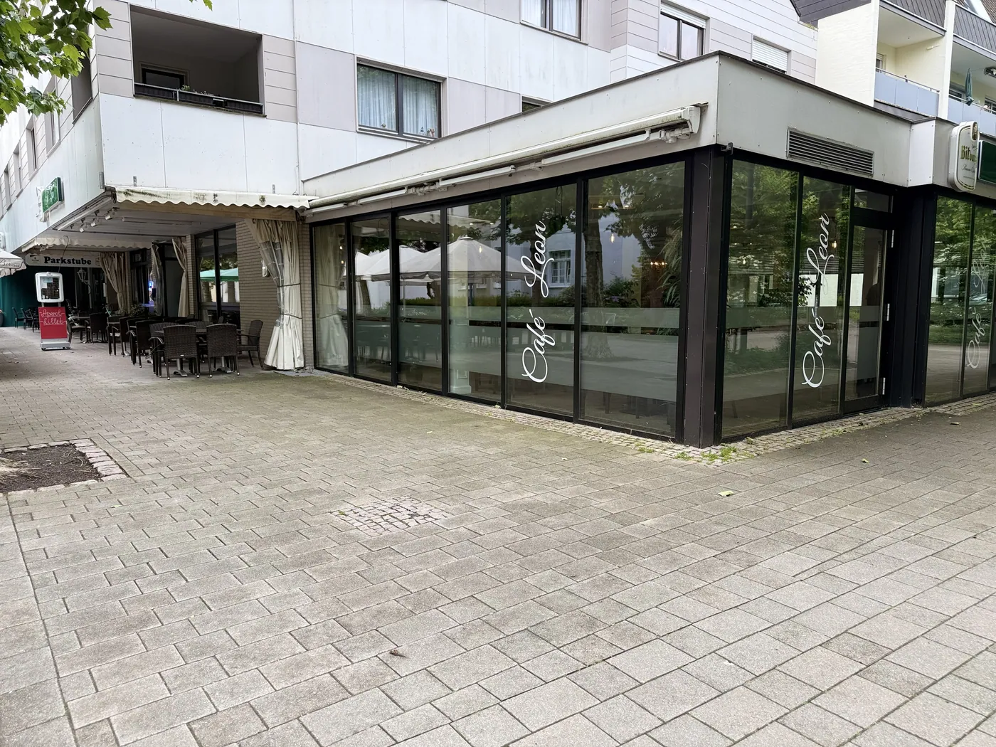 Räume und Terrasse des Café Leon