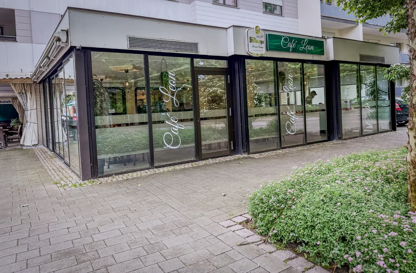 Räume und Terrasse des Café Leon