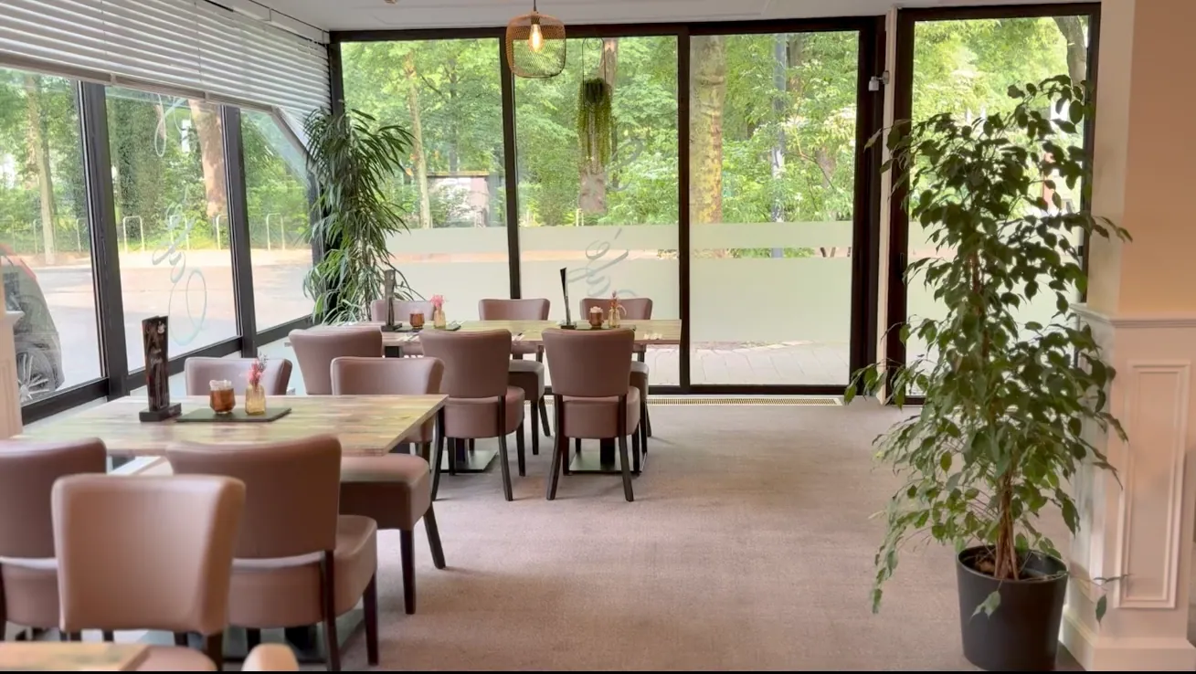 Räume und Terrasse des Café Leon
