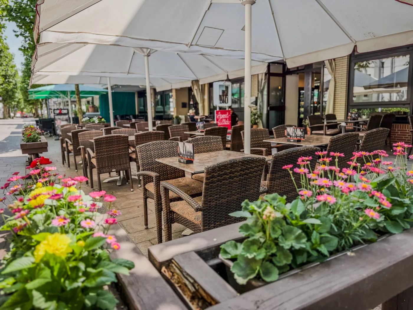 Räume und Terrasse des Café Leon