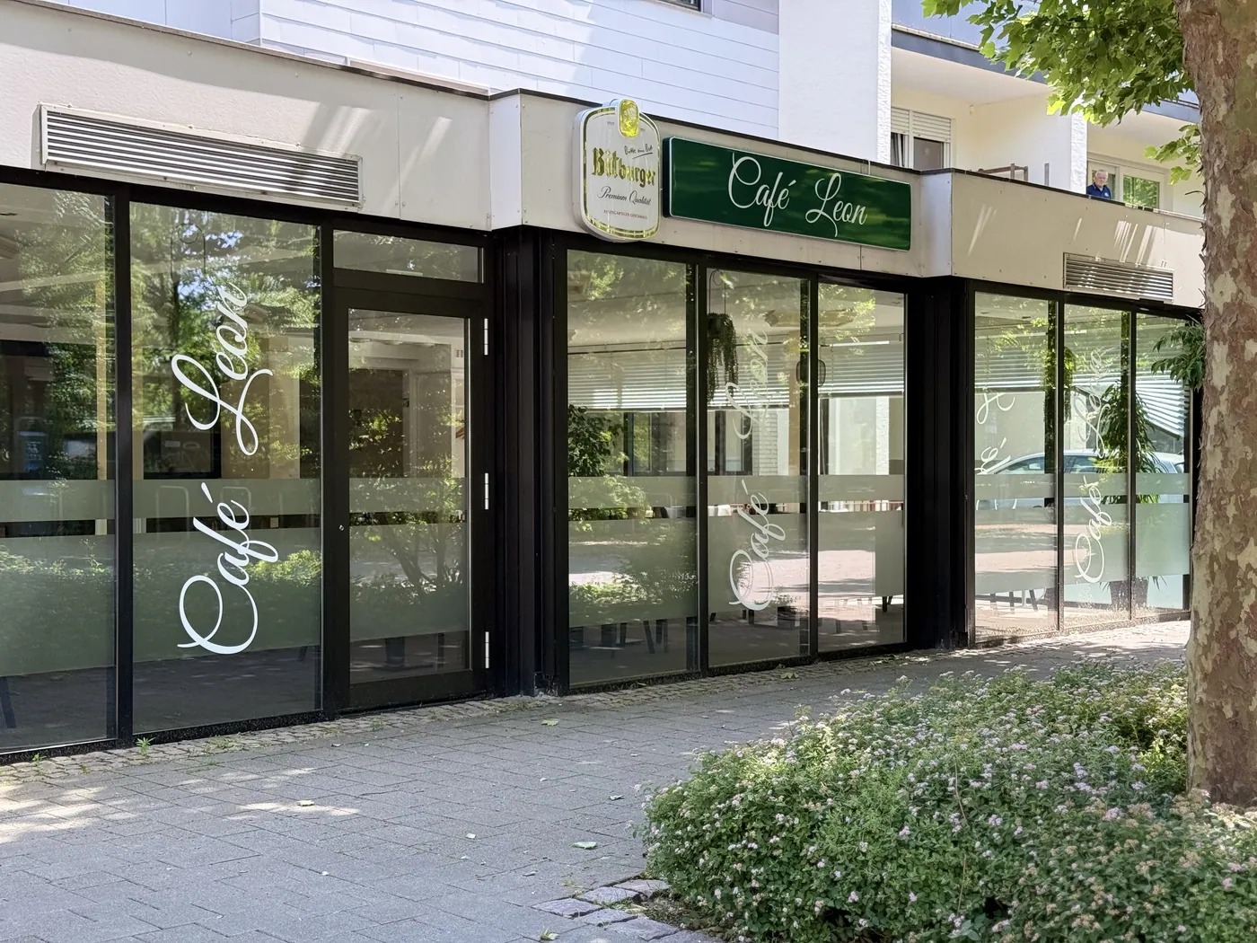 Räume und Terrasse des Café Leon