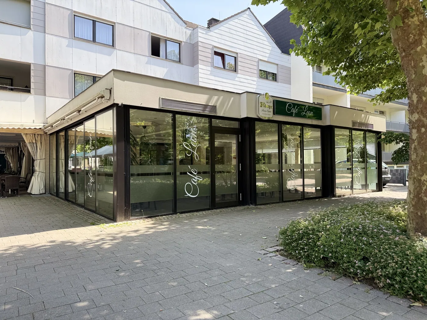 Räume und Terrasse des Café Leon