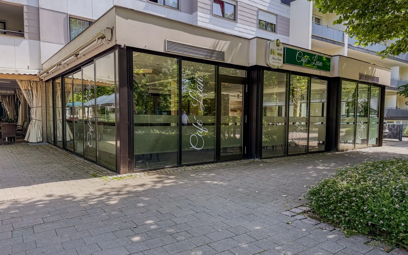 Räume und Terrasse des Café Leon